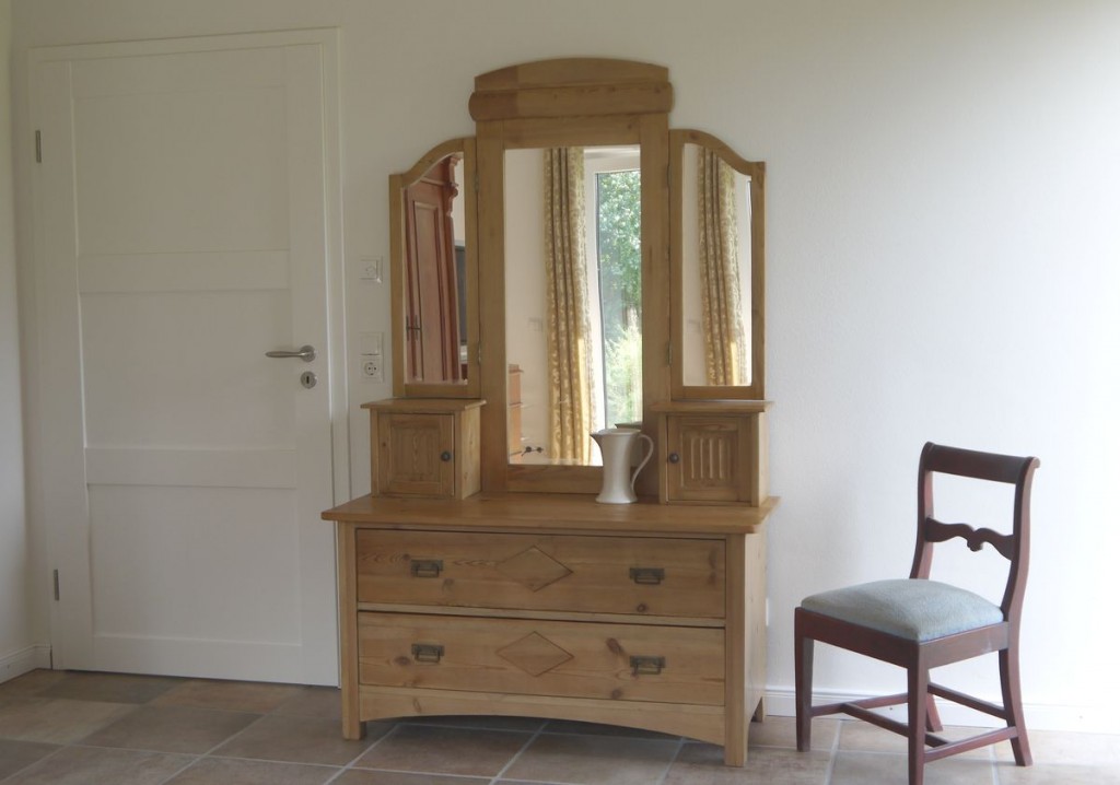 Schlafzimmer 2 – Spiegelkommode » Eichenhof-Ostsee.de